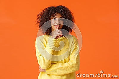 Waist-up shot sensual african-american woman have secret plan, ideas for holiday gifts, shushing, press index finger to Stock Photo