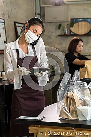 Waitress with face mask take order for curbside pick up and takeout Stock Photo