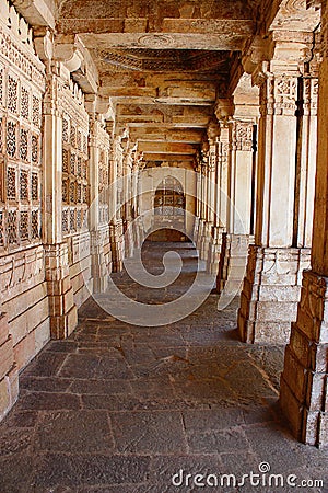 Walkway courtyard. Pillars at the east mausoleum containing the tombs of Mahmud Begada, and of his son Saltan Muzaffar II Stock Photo