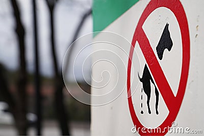 Warning sign do not allow dogs to poop in park Stock Photo