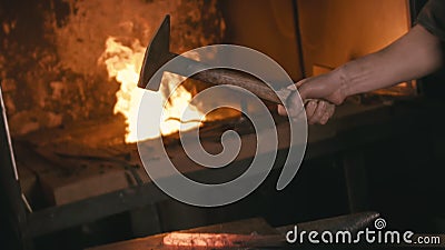 Warsztaty Forge'a Produkcja ręczna Smithy Ręce miecza z młotkiem trafione na świecący, gorący metal, na kowadle, kucie zdjęcie wideo Warsztaty Forge'a Produkcja ręczna Smithy Ręce miecza z młotkiem trafione na świecący, gorący metal, na kowadle, kucie zdjęcie wideo