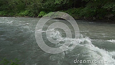 Schnelle Zufuhr Von Wasser Von Einem Gebirgsfluss Eilt Uber Eile Und Schaumbildung Stock Footage Video Von Draussen Bewegung 192379194