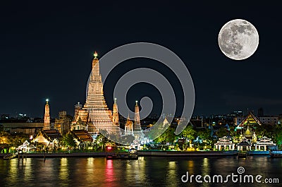 Wat arun in night with super full moon Stock Photo