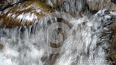 Water dat over stenen stroomt, gewassen door riviervloeistof, verbazingwekkend water dat over natuurlijke rotsen stroomt en sterk stock videobeelden Water dat over stenen stroomt, gewassen door riviervloeistof, verbazingwekkend water dat over natuurlijke rotsen stroomt en sterk stock videobeelden