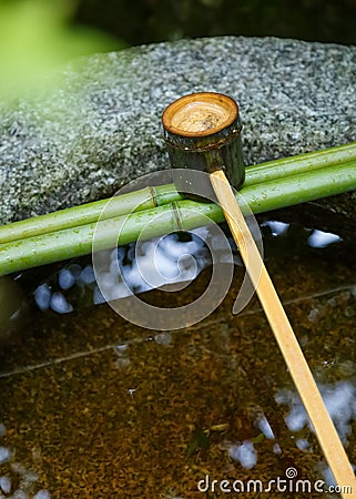 Water dipper on a stone basin at Koto-in Temple in Kyoto Stock Photo