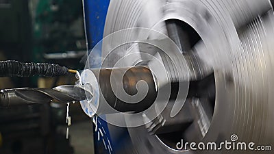 Wałek obróbkowy na tokarce. maszyna do obróbki metalu. technologia obróbki metali. frezarka cnc produkuje metal zbiory Wałek obróbkowy na tokarce. maszyna do obróbki metalu. technologia obróbki metali. frezarka cnc produkuje metal zbiory