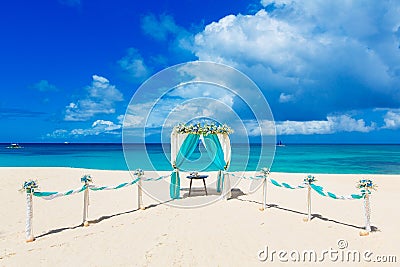 Wedding on the beach . Wedding arch decorated with flowers on tr Stock Photo