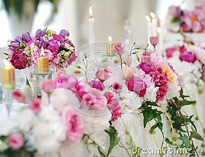 Wedding decoration on table. Floral arrangements and decoration. Arrangement of pink and white flowers in restaurant for event Stock Photo