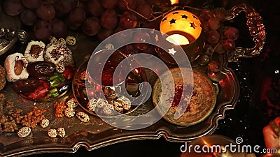Weibliche Hände mit dem orientalischen Schmuck, der Tee in Schale macht Traditionelle marokkanische Bonbons Schale Safran Masala- stock footage Weibliche Hände mit dem orientalischen Schmuck, der Tee in Schale macht Traditionelle marokkanische Bonbons Schale Safran Masala- stock footage