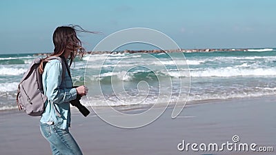 Weiblicher Tourist geht entlang Sommerküste Getrennt auf Schwarzem Wind, der im Haar durchbrennt Natürliche Beschaffenheit für Au stock video footage Weiblicher Tourist geht entlang Sommerküste Getrennt auf Schwarzem Wind, der im Haar durchbrennt Natürliche Beschaffenheit für Au stock video footage