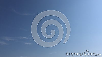 Weiße Wolken verschwinden in der heißen Sonne auf blauem Himmel Zeit-Versehenbewegung bewölkt Hintergrund des blauen Himmels Blau stock video Weiße Wolken verschwinden in der heißen Sonne auf blauem Himmel Zeit-Versehenbewegung bewölkt Hintergrund des blauen Himmels Blau stock video
