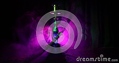 Werpen de waterpijp hete steenkolen op shisha het maken van wolken van stoom bij Arabisch binnenland Oosters ornament op de cerem stock videobeelden Werpen de waterpijp hete steenkolen op shisha het maken van wolken van stoom bij Arabisch binnenland Oosters ornament op de cerem stock videobeelden