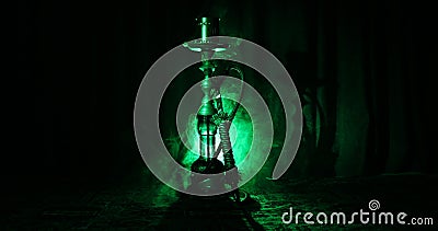 Werpen de waterpijp hete steenkolen op shisha het maken van wolken van stoom bij Arabisch binnenland Oosters ornament op de cerem stock video Werpen de waterpijp hete steenkolen op shisha het maken van wolken van stoom bij Arabisch binnenland Oosters ornament op de cerem stock video