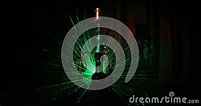 Werpen de waterpijp hete steenkolen op shisha het maken van wolken van stoom bij Arabisch binnenland Oosters ornament op de cerem stock video Werpen de waterpijp hete steenkolen op shisha het maken van wolken van stoom bij Arabisch binnenland Oosters ornament op de cerem stock video