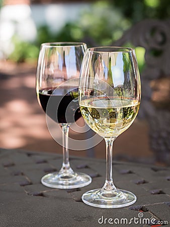 White and red South African wines in glasses in a garden Stock Photo