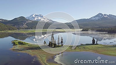 Widok z lotu ptaka na wschód słońca na iskry zakręt jeziora oregon usa drone panorama obraz malowniczego krajobrazu naturalnego pó zbiory Widok z lotu ptaka na wschód słońca na iskry zakręt jeziora oregon usa drone panorama obraz malowniczego krajobrazu naturalnego pó zbiory