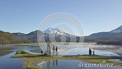 Widok z lotu ptaka na wschód słońca na iskry zakręt jeziora oregon usa drone panorama obraz malowniczego krajobrazu naturalnego pó zbiory Widok z lotu ptaka na wschód słońca na iskry zakręt jeziora oregon usa drone panorama obraz malowniczego krajobrazu naturalnego pó zbiory