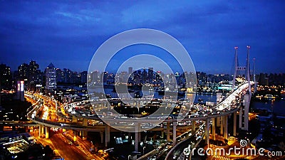 Widok z lotu ptaka Shanghai wiaduktu ruch drogowy przy nocą, miastowa błękitna linia horyzontu, timelapse zdjęcie wideo Widok z lotu ptaka Shanghai wiaduktu ruch drogowy przy nocą, miastowa błękitna linia horyzontu, timelapse zdjęcie wideo