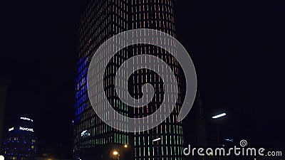 WIEN ÖSTERRIKE - DECEMBER, 24, 2016 Det Steadicam skottet av upplyst höghuskontorsbyggnad och gatan trafikerar på lager videofilmer WIEN ÖSTERRIKE - DECEMBER, 24, 2016 Det Steadicam skottet av upplyst höghuskontorsbyggnad och gatan trafikerar på lager videofilmer