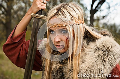 Wikinger-Mädchen Mit Klinge In Einem Nebel Stockfotografie - Bild: 19961352