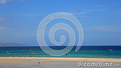Windsurfer στη δράση στα Κανάρια νησιά Fuerteventura απόθεμα βίντεο Windsurfer στη δράση στα Κανάρια νησιά Fuerteventura απόθεμα βίντεο