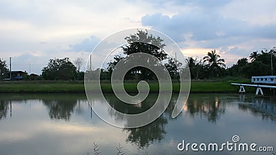 Winken Sie zu und bewegen Sie Wasser in Kanal watercourseat Landschaft während Sonnenuntergangzeit wellenartig stock footage Winken Sie zu und bewegen Sie Wasser in Kanal watercourseat Landschaft während Sonnenuntergangzeit wellenartig stock footage