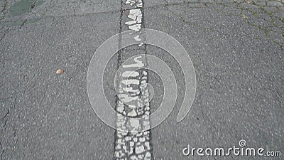 Witte pijl van Shabby op gebroken oud grijs asfalt Wegmarkering van de bewegingsrichting stock videobeelden Witte pijl van Shabby op gebroken oud grijs asfalt Wegmarkering van de bewegingsrichting stock videobeelden