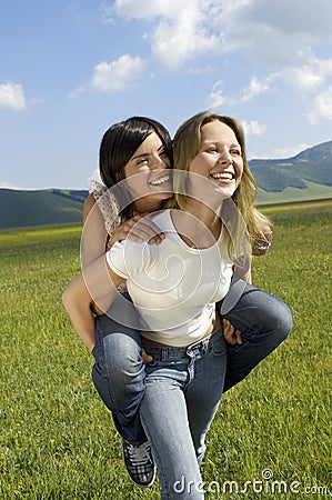 https://thumbs.dreamstime.com/x/woman-giving-piggyback-ride-to-friend-park-young-women-female-31833321.jpg