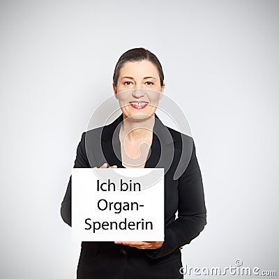 woman holding sign I am an organ donor german Stock Photo