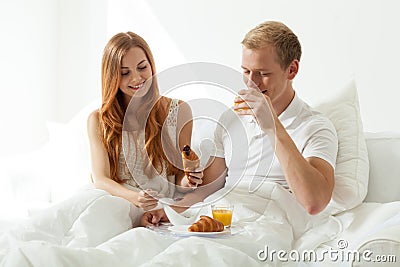 https://thumbs.dreamstime.com/x/woman-man-eating-breakfast-bed-young-women-men-48387311.jpg