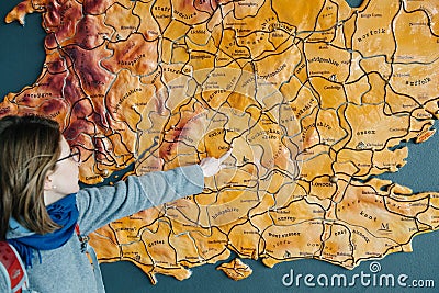 Woman pointing to the map of United Kingdom city of oxford Editorial Stock Photo