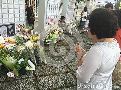 Woman prays for late ex prime minister of Singapore, Lee Kuan Yew Editorial Stock Photo