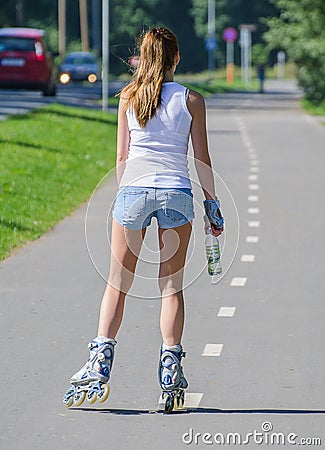 https://thumbs.dreamstime.com/x/woman-ride-rollerblades-park-back-view-bottle-water-33268313.jpg