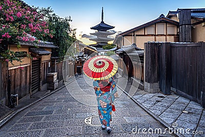 Woman wearing japanese traditional kimono with umbrella at Yasaka Pagoda and Sannen Zaka Street in Kyoto, Japan Stock Photo