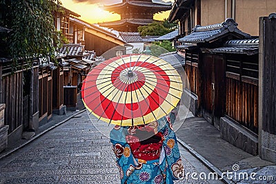 Woman wearing japanese traditional kimono with umbrella at Yasaka Pagoda and Sannen Zaka Street in Kyoto, Japan Stock Photo