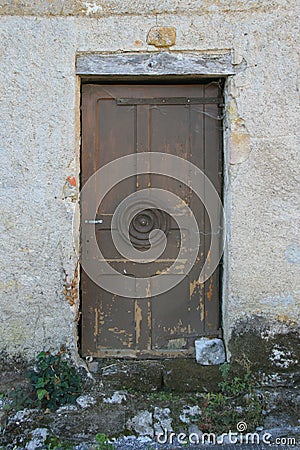 wood door in a village (saint-cirq-la-popie) - france Stock Photo