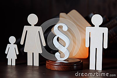 Wooden figures. Separated family with white paragraph sign Stock Photo