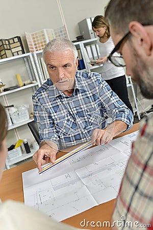 worker explaing choices to client Stock Photo