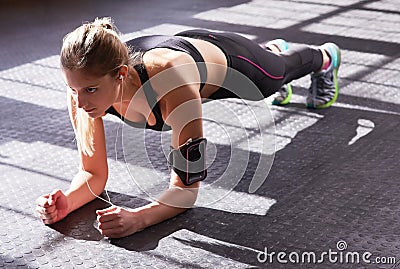 Working for flatter abs and a stronger core. a woman doing bodyweight exercises at the gym. Stock Photo