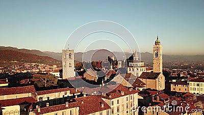 Włoch bergamo Trutnia widok z lotu ptaka Stary miasto Krajobraz na centrum miasta i dziejowi budynki podczas zmierzchu zdjęcie wideo Włoch bergamo Trutnia widok z lotu ptaka Stary miasto Krajobraz na centrum miasta i dziejowi budynki podczas zmierzchu zdjęcie wideo