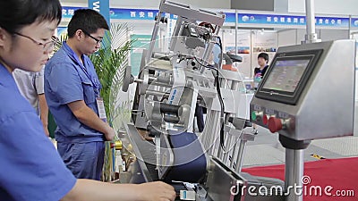 XI'AN - 29 AGOSTO: Vista della macchina di funzionamento del lavoratore, il 29 agosto 2013, città di Xi'an, provincia di Shaanxi, stock footage XI'AN - 29 AGOSTO: Vista della macchina di funzionamento del lavoratore, il 29 agosto 2013, città di Xi'an, provincia di Shaanxi, stock footage