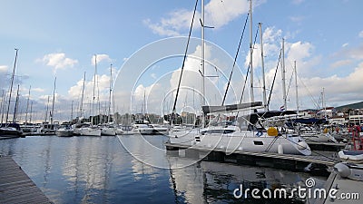 Yachts et bateaux dans la marina de Sibenik en Croatie clips vidéos Yachts et bateaux dans la marina de Sibenik en Croatie clips vidéos