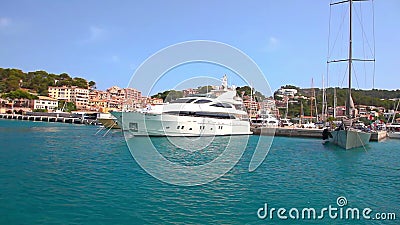 Yates en Port de Soller, isla de Mallorca, España almacen de video Yates en Port de Soller, isla de Mallorca, España almacen de video