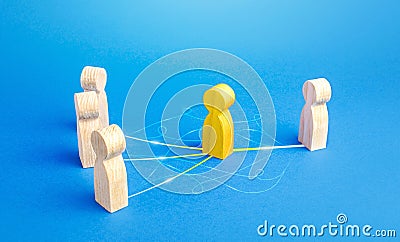 The yellow person acts as mediator between people. Bridging parties, communication. Easy negotiation process, elimination Stock Photo