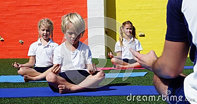 Yogalehrer, der Kinder anweist, wenn Yoga durchgeführt wird stock video footage Yogalehrer, der Kinder anweist, wenn Yoga durchgeführt wird stock video footage