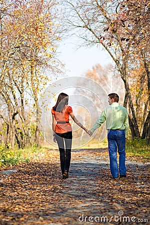 https://thumbs.dreamstime.com/x/young-couple-walking-park-6770222.jpg