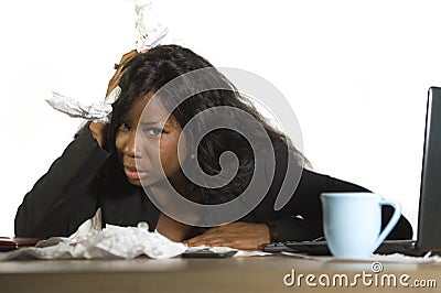 Young depressed and overwhelmed black African American business woman working frustrated at office computer desk feeling upset and Stock Photo