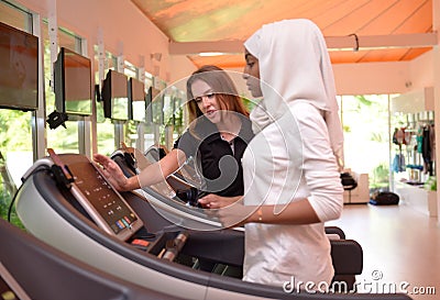 Young Emirati arab muslim women wroking out in a Gym Stock Photo