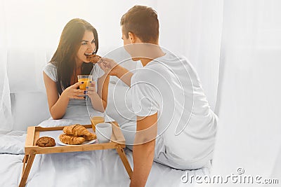 https://thumbs.dreamstime.com/x/young-man-feeding-woman-bed-handsome-men-attractive-women-morning-romantic-breakfast-two-love-care-relatioships-61076267.jpg