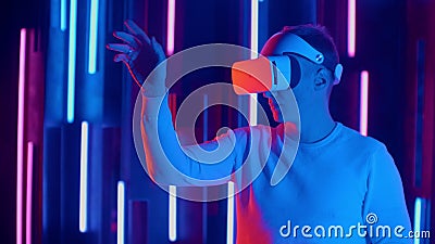 Young Man in VR si guarda intorno e si chiede quanto sia incredibile Casco realtà virtuale archivi video Young Man in VR si guarda intorno e si chiede quanto sia incredibile Casco realtà virtuale archivi video